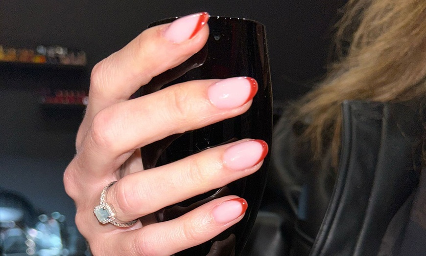 Image 4: Uñas con gel o acrílico, esmaltado semipermanente y opción a diseño