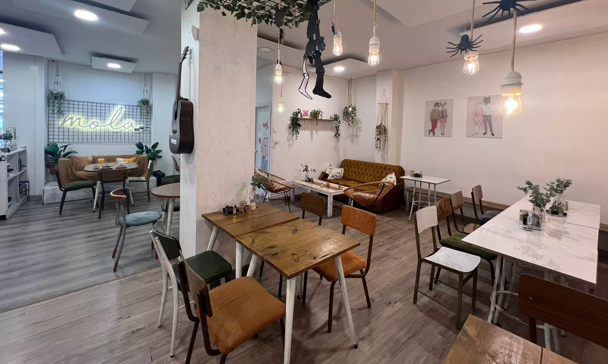 Menú de brunch para 2 o 4 con bebidas, yogur, croissant, tostada y más