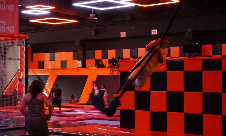 Image 16: ¡Saltos y diversión! Acceso a Salting para hasta 2 adultos y 2 niños