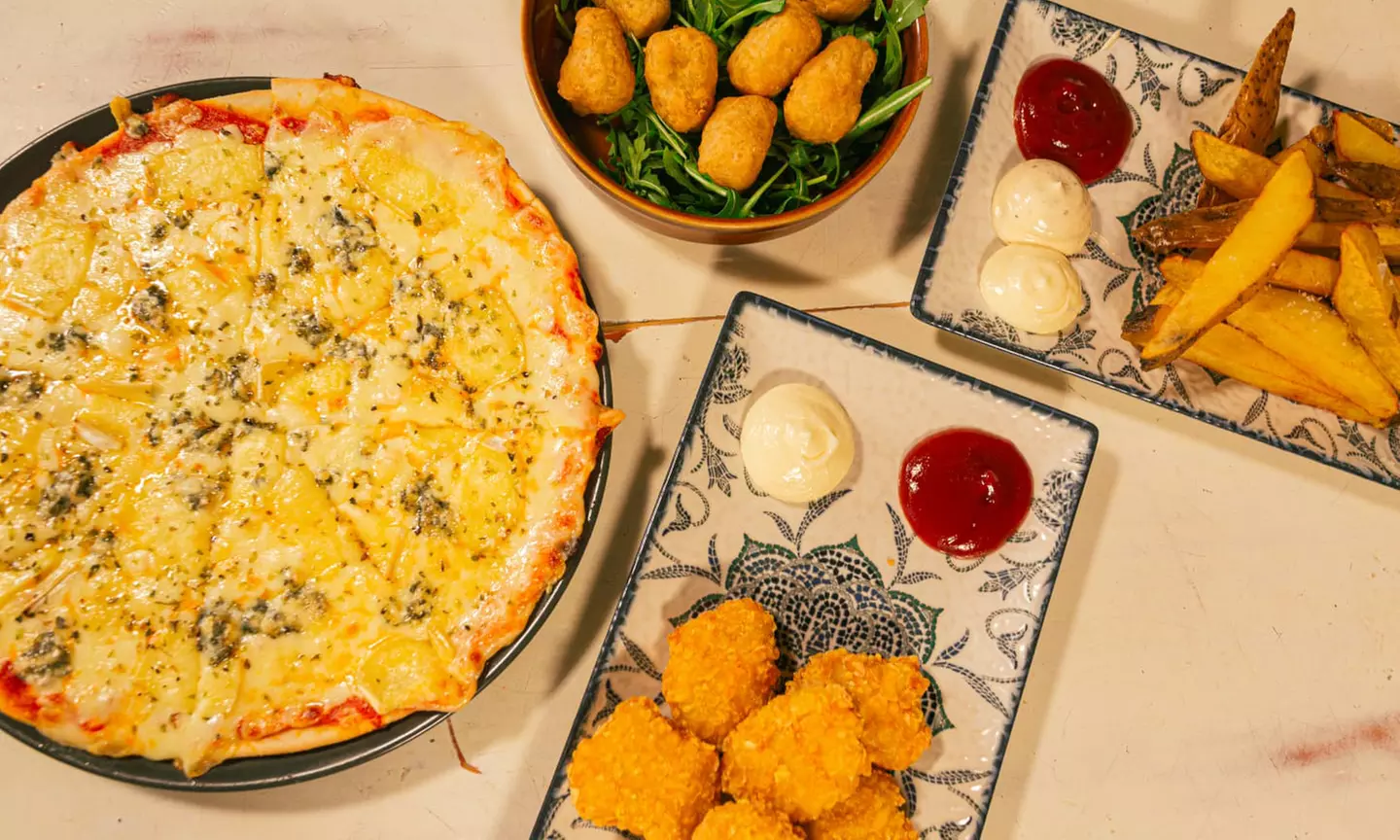 Menú para 2 o 4 en casco antiguo de Alicante con postre y vino