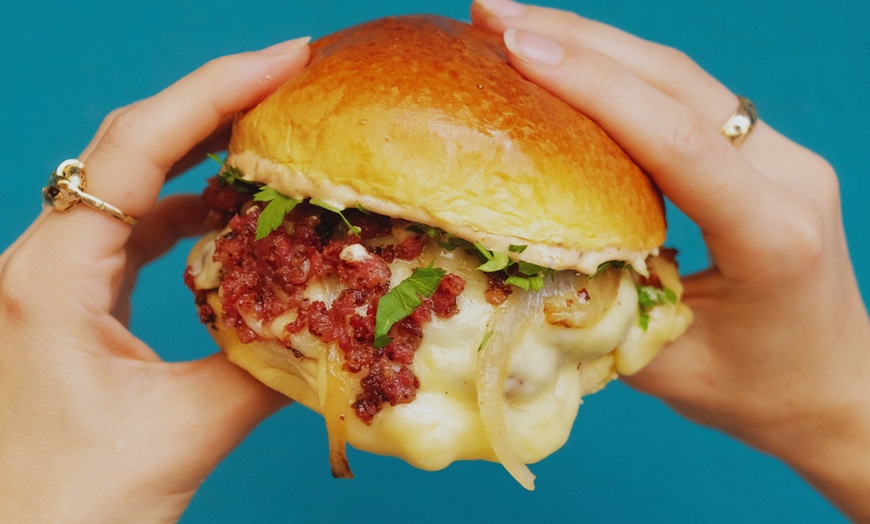 Image 2: Hamburguesas y entrantes para 2 o 4 personas 