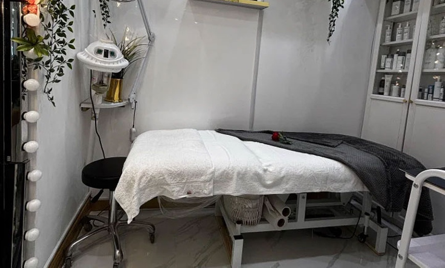 Image 4: Up to 60% Off on Eyelash Extensions