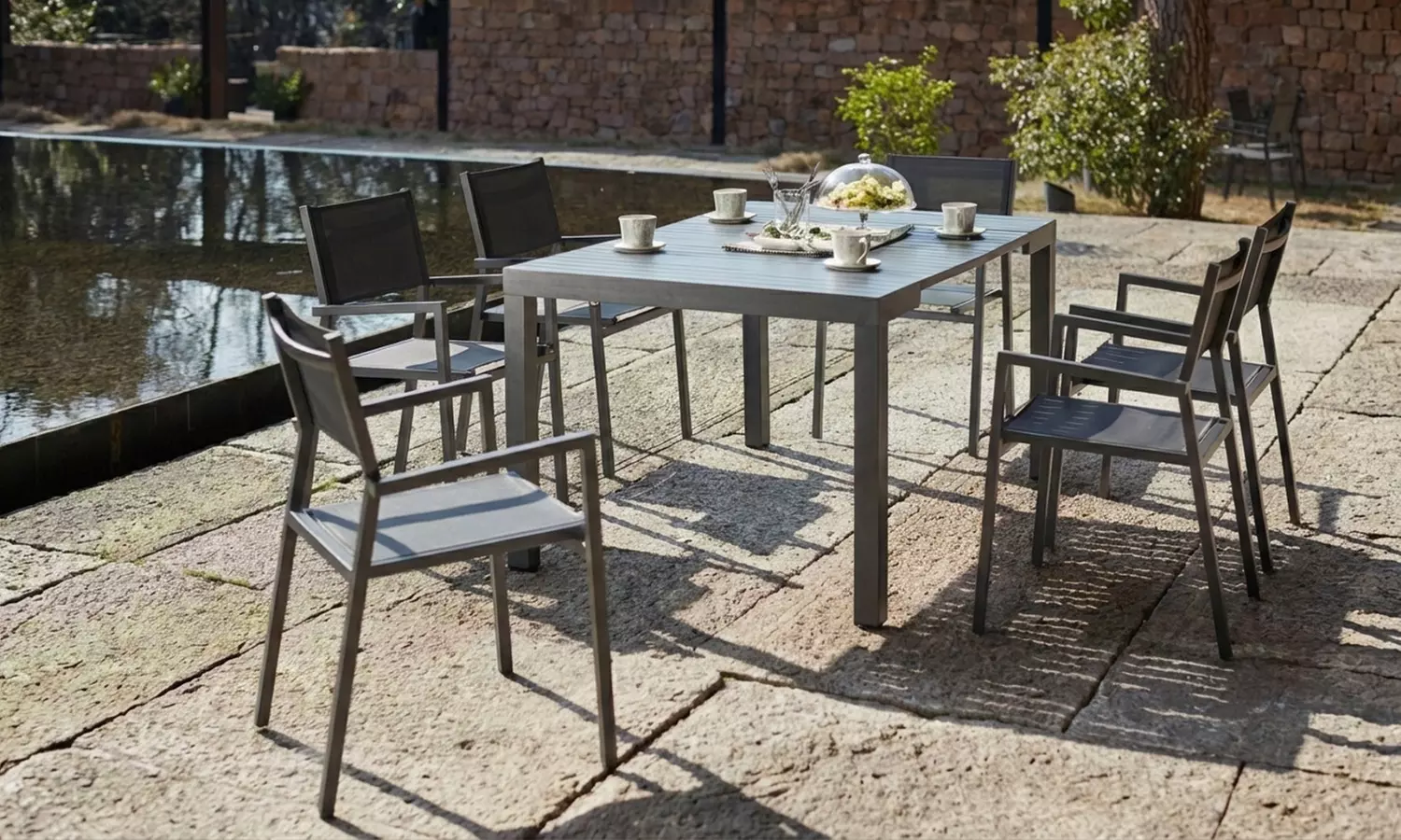 Console extensible "Lacos" de Kocoon en aluminium, chaises en option