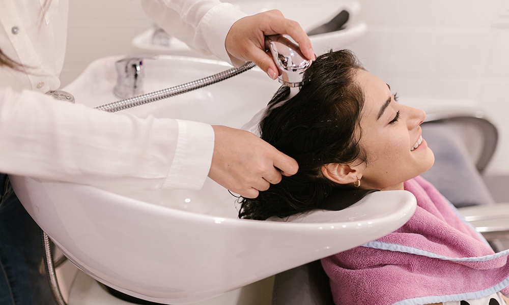 ¡Renueva tu look! Corte de pelo con masaje y peinado en Baraka Liz