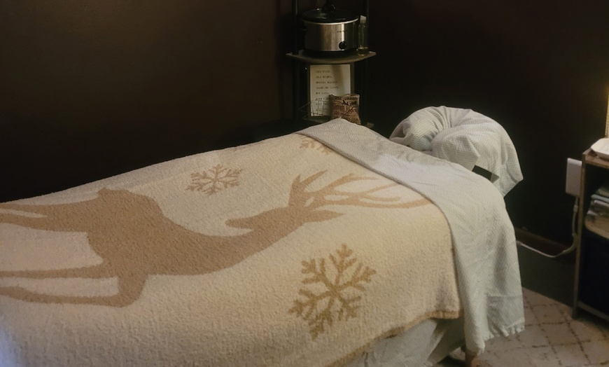 Image 2: Swedish Relax & Recharge Massage — 45 or 60 Minutes