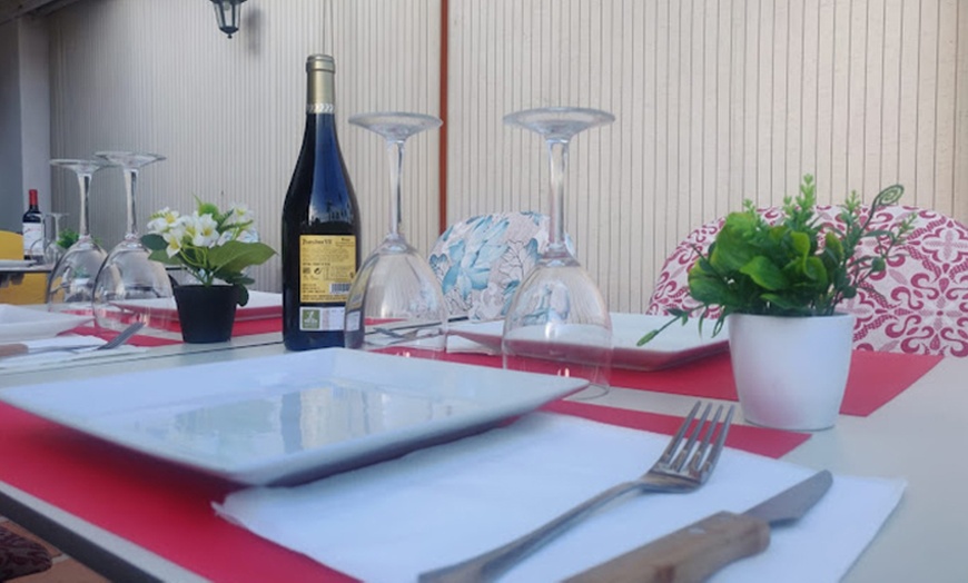 Image 3: Mariscada con bogavante para 2 con vino en restaurante mediterráneo