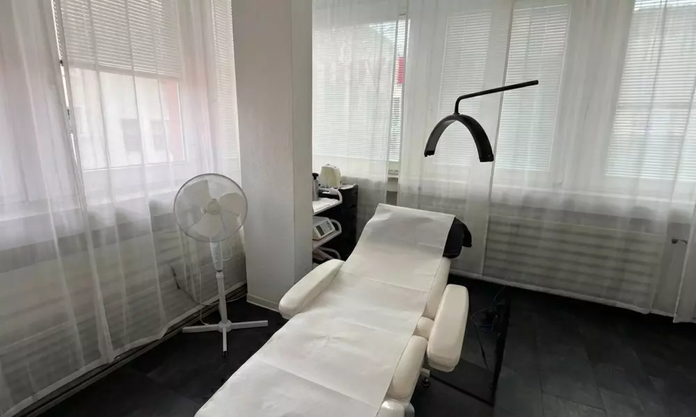 Light-Volumen oder Full-Volumen-Wimpernverlängerung für 1 Person