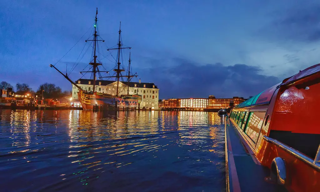 Nächtliche Grachten-Rundfahrt in Amsterdam für 1 Erwachsenen / 1 Kind