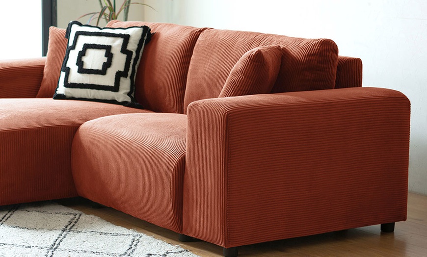 Image 28: Canapé d'angle réversible 3 places "Jambi" de Kocoon en velours côtelé