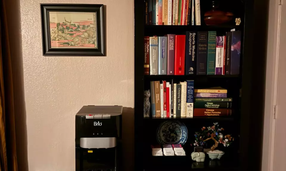 60 Minute Cosmetic Acupuncture, Neck and Face Massage W/ Light Therapy