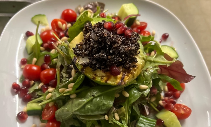 Image 2: Je 1 Salat, Pizza- oder Pastagericht nach Wahl für 2 oder 4 Personen