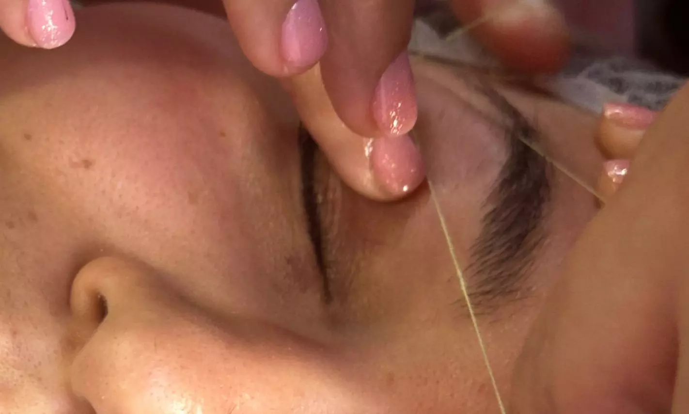 Cejas impecables con laminado, depilación con hilo y tinte con henna