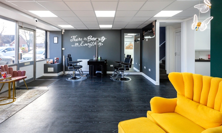 Image 8: Choice of 30 or 60-Minute Pamper Package