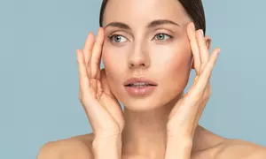 Combate arrugas del tercio superior con un tratamiento inyectado con retoque, mesoterapia y más (hasta un 60%)