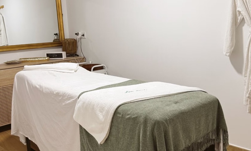 Image 9: Manipedi en el centro de Alicante con esmaltado semipermanente