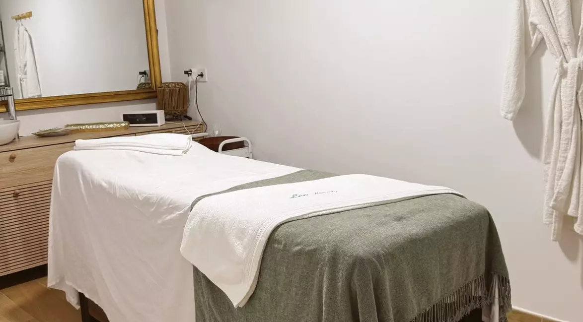 Manipedi en el centro de Alicante con esmaltado semipermanente