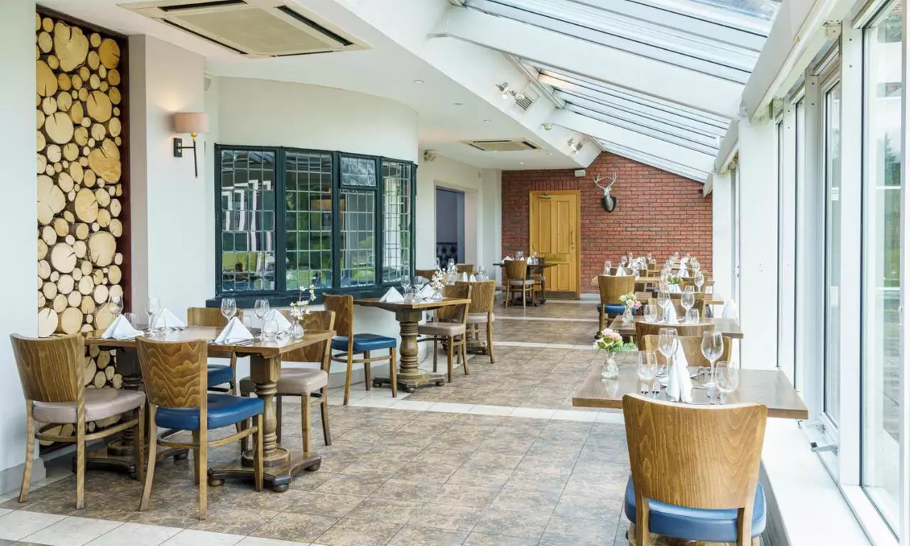 Chester: Spa Stay for 2 with Breakfast, Prosecco & 25-Minute Treatment