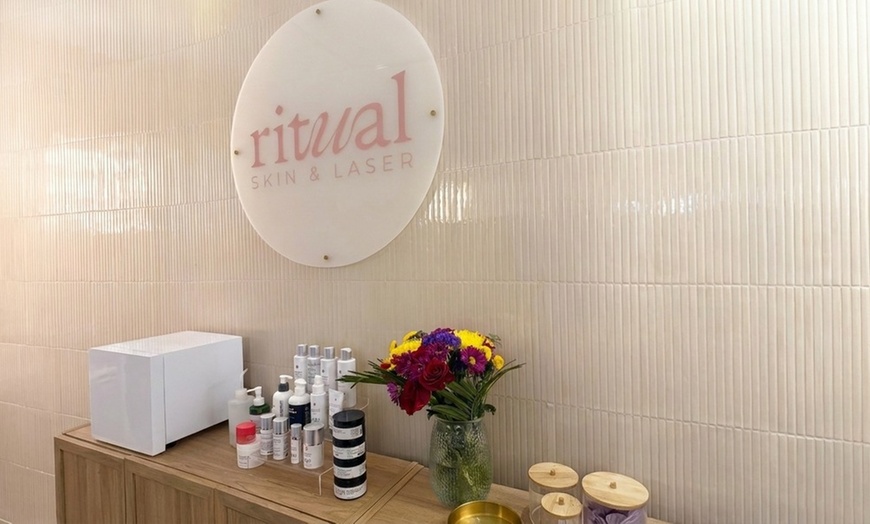 Image 4: 1 or 2 60-Min Facials with Extractions and Décolleté Treatment