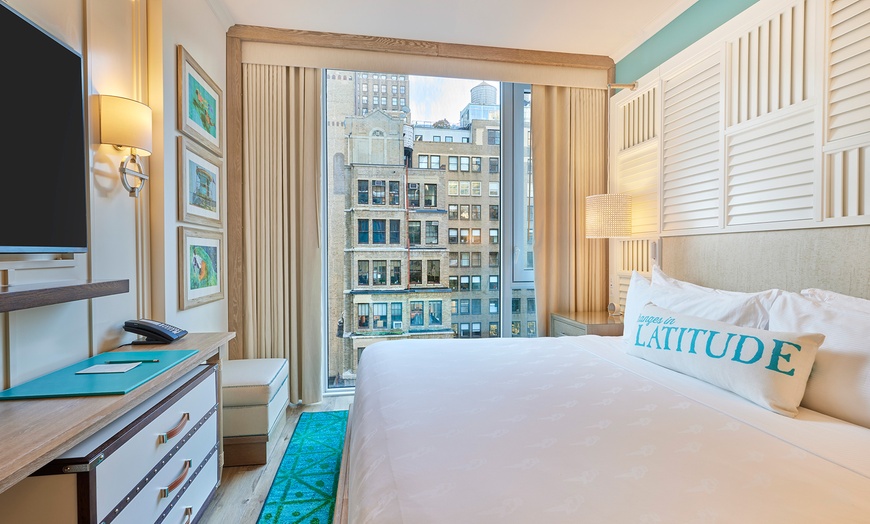 Image 5: Resort in Midtown Manhattan with Rooftop Pool 
