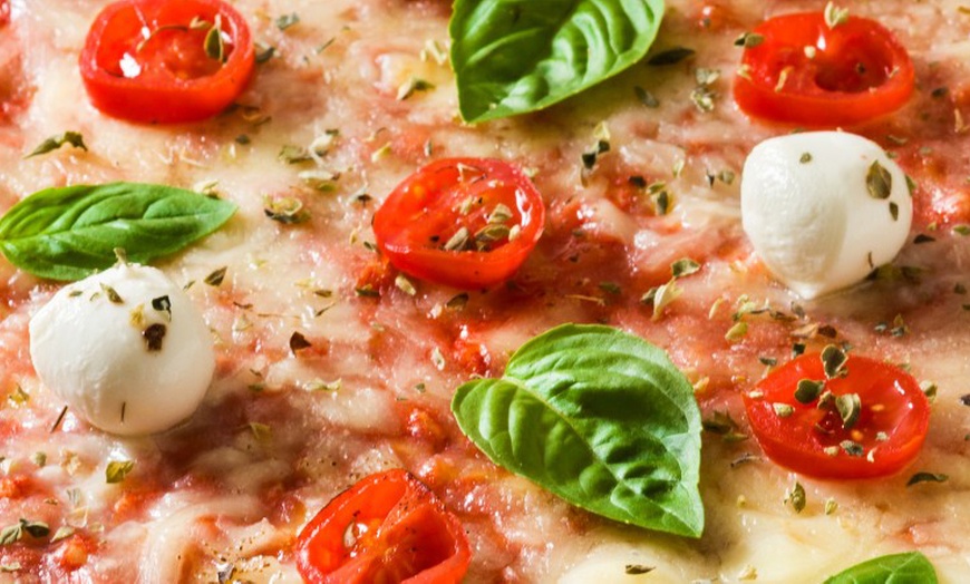 Image 2: Pizza nach Wahl inkl. Softgetränk (0,5 l) für 1, 2 oder 4 Personen
