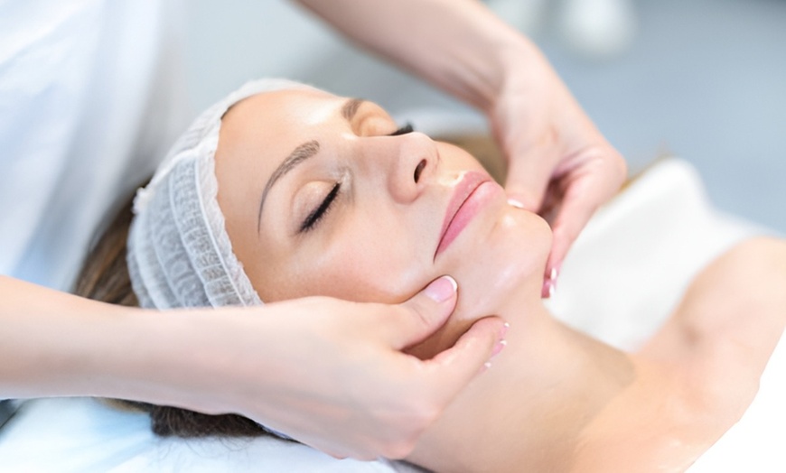 Image 4: Gladde huid en natuurlijke glow dankzij microdermabrasie 