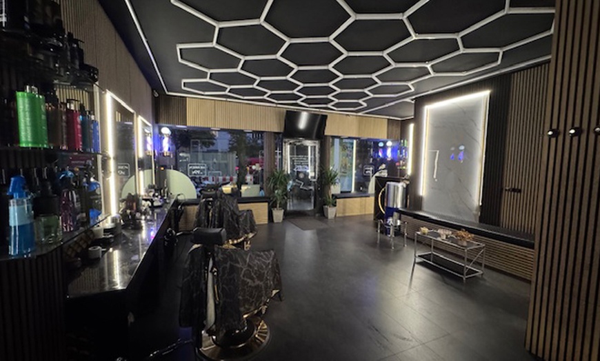 Image 4: Haarschnitt für alle Haarlängen optional mit Ansatzfarbe oder Strähnen