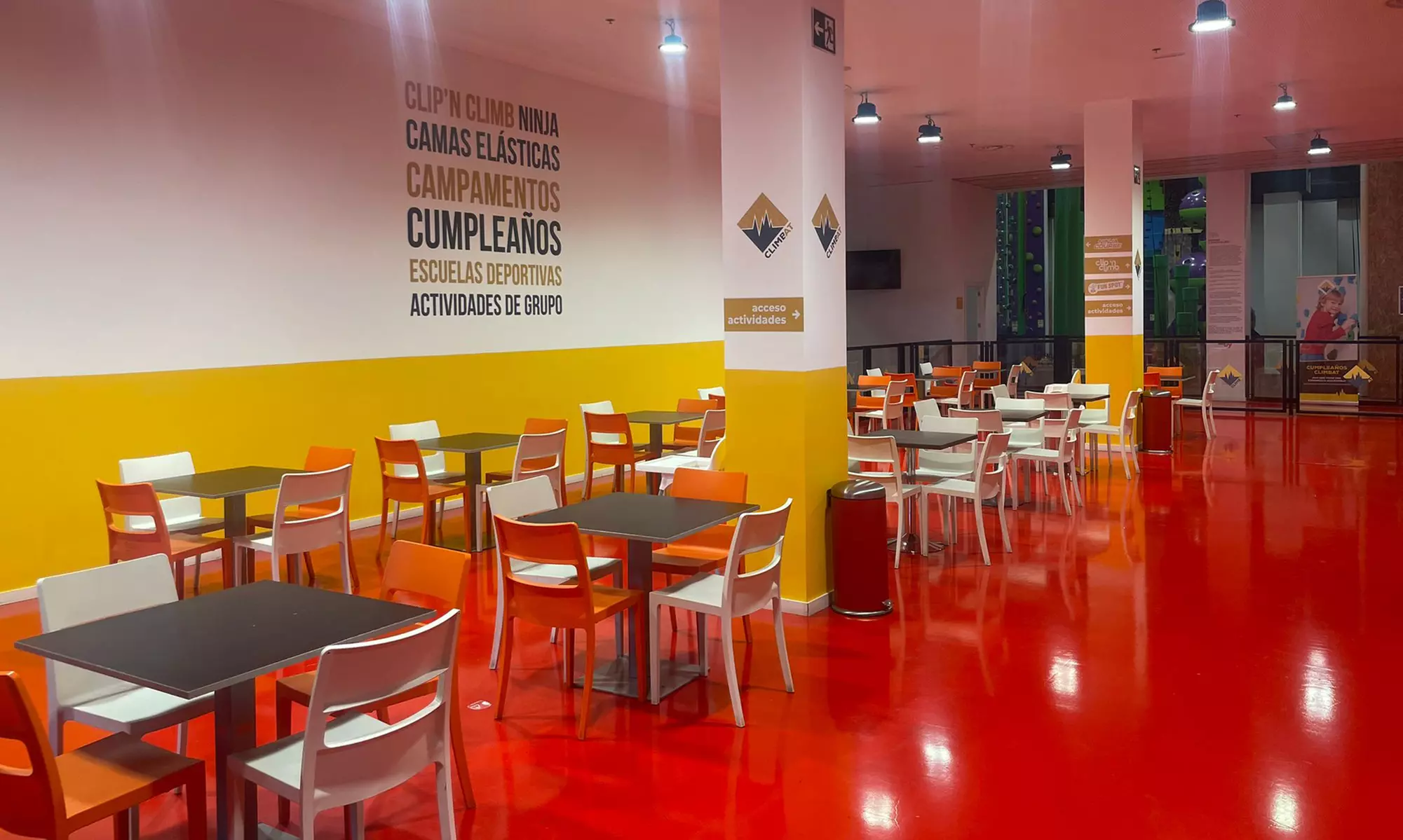Acceso de 1 h a camas elásticas o escalada lúdica en C.C. Thader