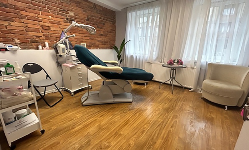 Image 3: Estetyka i pielęgnacja: pedicure hybrydowy z opracowaniem pięt
