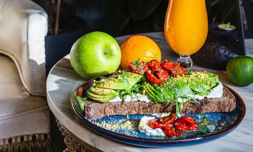 Image 15: Brunch para dos con variedad de platos salados, dulces y bebidas
