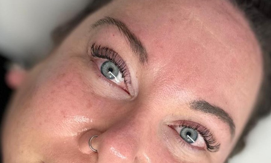 Image 3: Wimpernverlängerung in der 1:1- oder Volumentechnik, opt. mit Refill