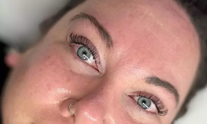 Wimpernverlängerung in der 1:1- oder Volumentechnik, opt. mit Refill