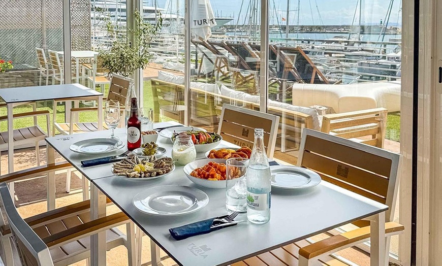 Image 2: Plan Beach frente al mar con tapas bebidas y postre