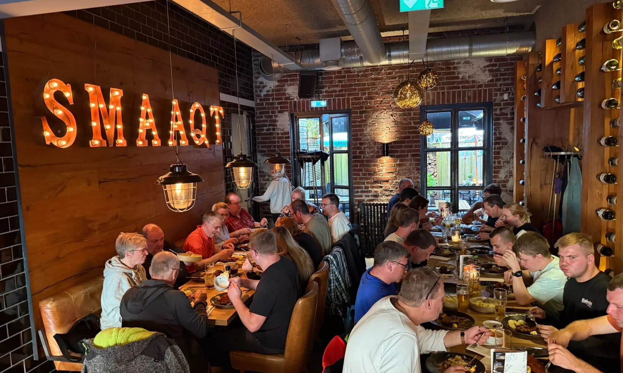 Rondvaart van 75 minuten door Amsterdam met daarna een burgermenu