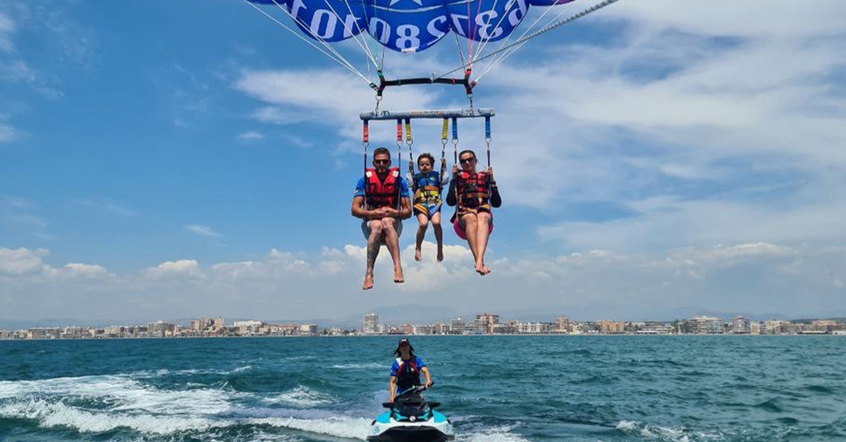 Actividad de parasailing para hasta tres personas en Benidorm, Alicante