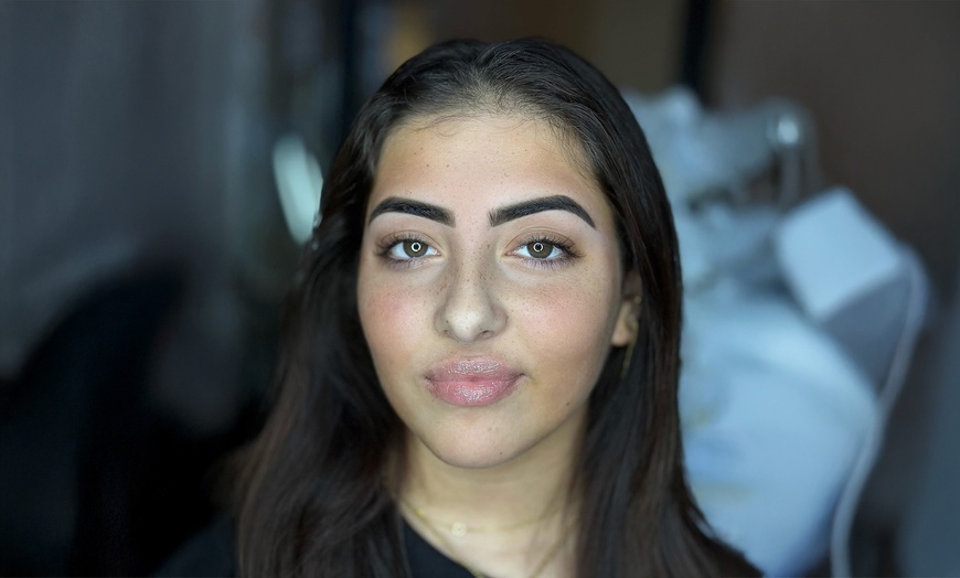 Image 19: Je wenkbrauwen zijn de lijsten van je ogen: browbehandeling naar keuze