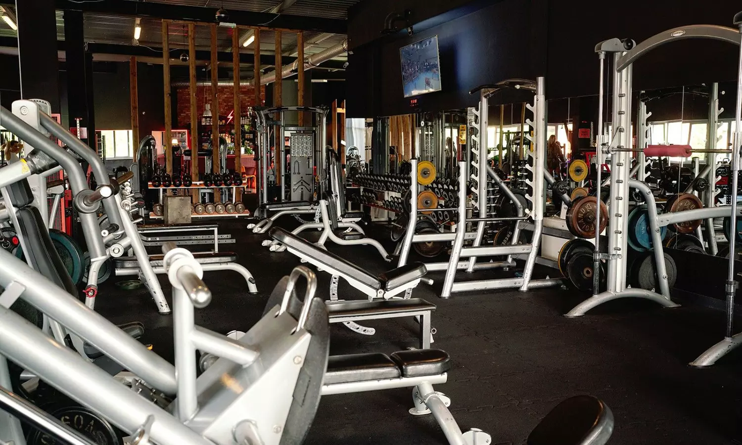 Dołącz do świata fitness z karnetem open: siłownia, cross i więcej