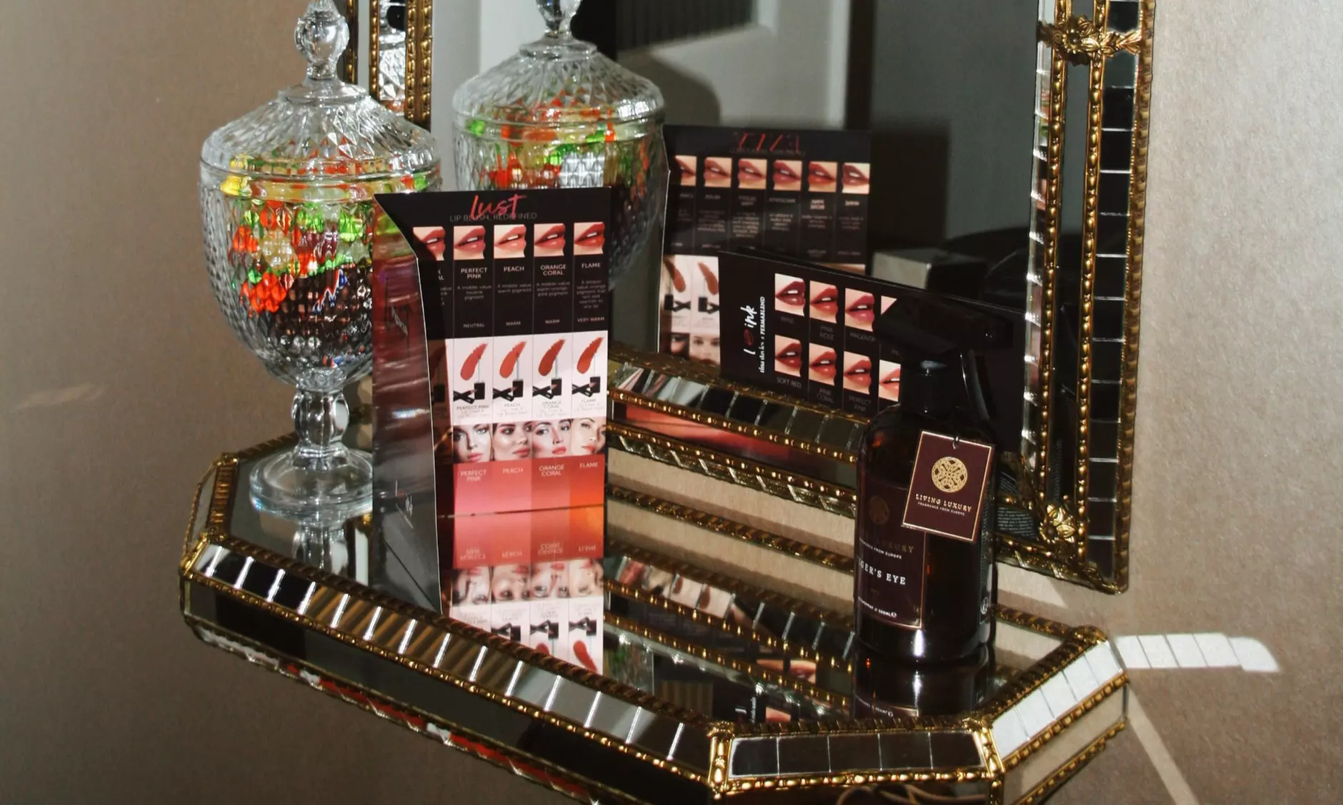 Je wenkbrauwen zijn de lijsten van je ogen: browbehandeling naar keuze