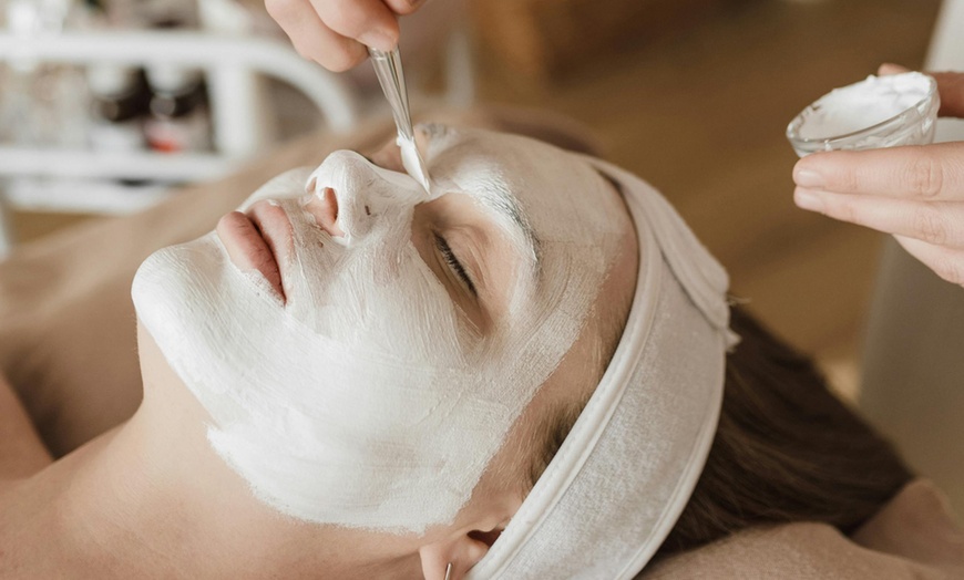 Image 2: Hydrating Mask Facial with/without Relaxing Massage Experience