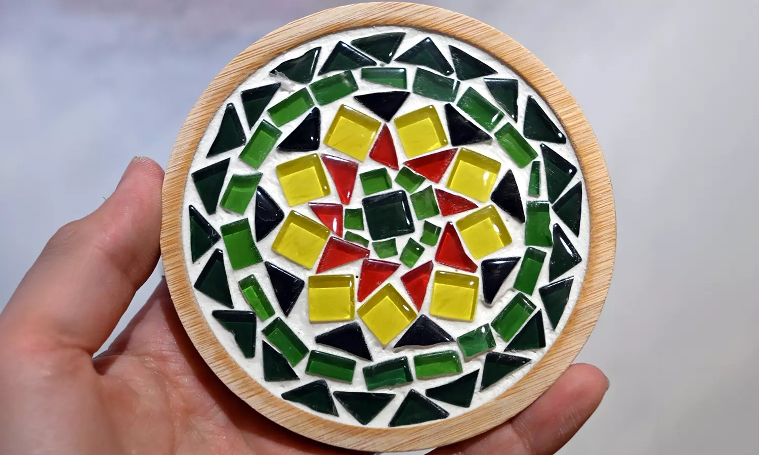 Taller de posavasos de mosaico en galería de arte en Madrid centro