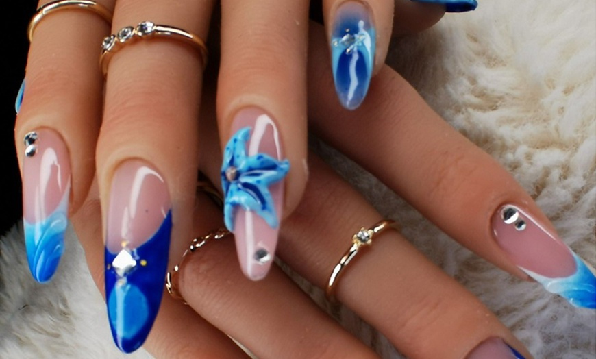 Image 4: Pose de vernis à ongles ou capsules mains et/ou pieds