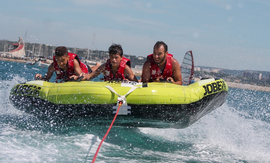 Image 1: Fun garanti sur l’eau : session de bouée tractée en duo ou groupe