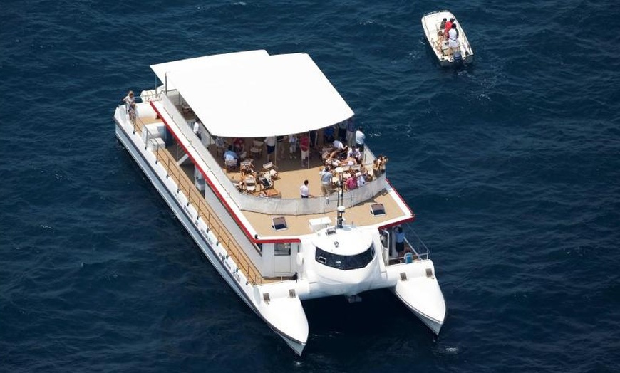 Image 12: Paseo en catamarán con baño en alta mar y bebida para niño o adulto