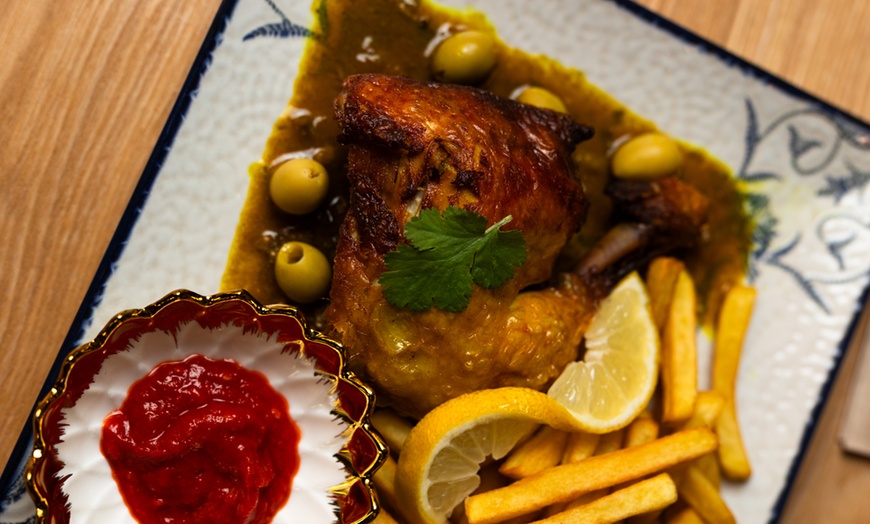 Image 4: Menú fusión con entrante, principal, postre y bebida 