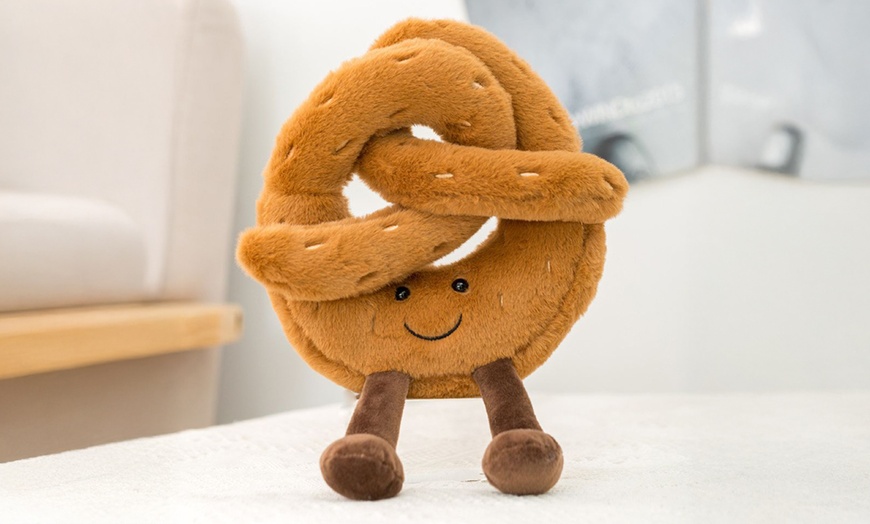 Image 7: Knuffels en sleutelhangers in de vorm van je favoriete snacks