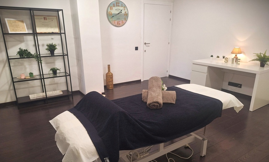 Image 2: Masaje a elegir entre relajante, craneocervical y circulatorio