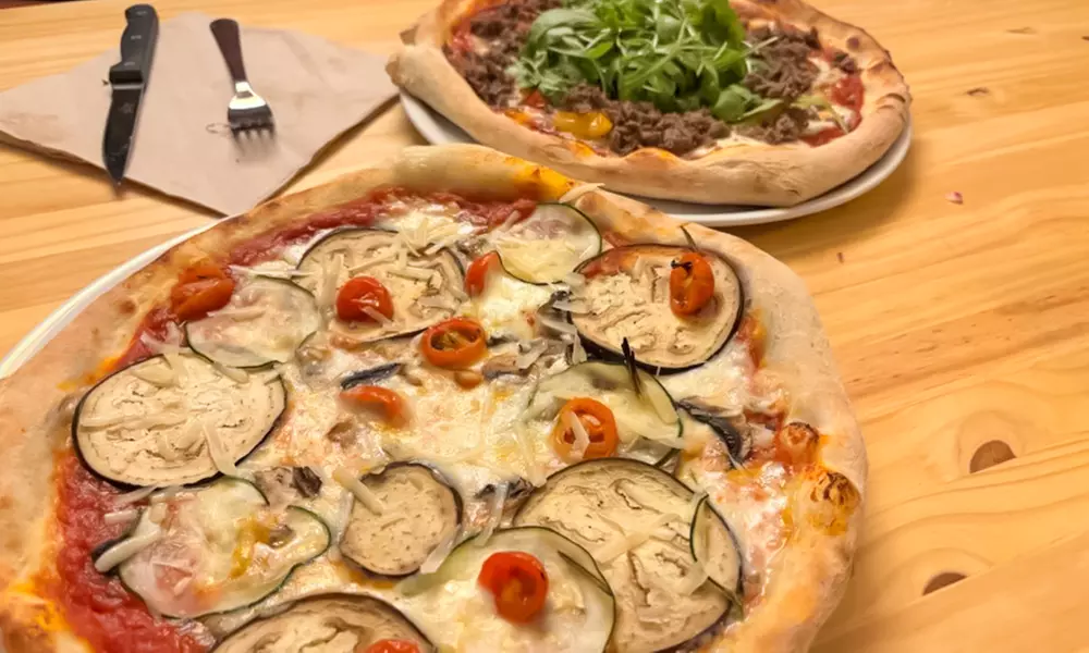 Menú de hamburguesa o pizza para 2 o 4 con bebida y opción a postre
