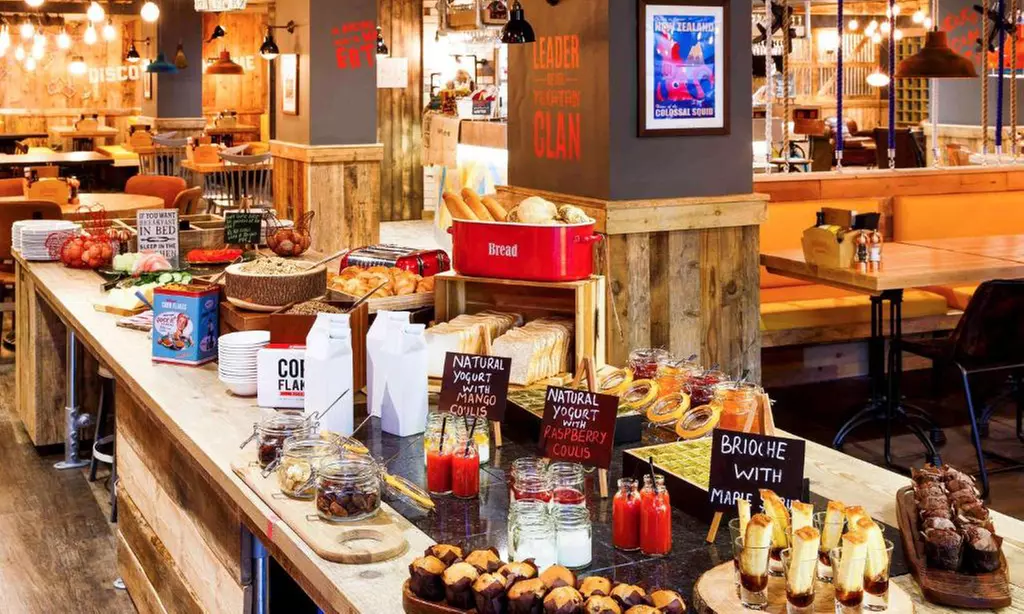 Manchester: Standard Double Room with Breakfast