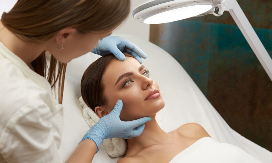 Image 1: Tratamiento facial con dermapen o mesoterapia para 1 persona