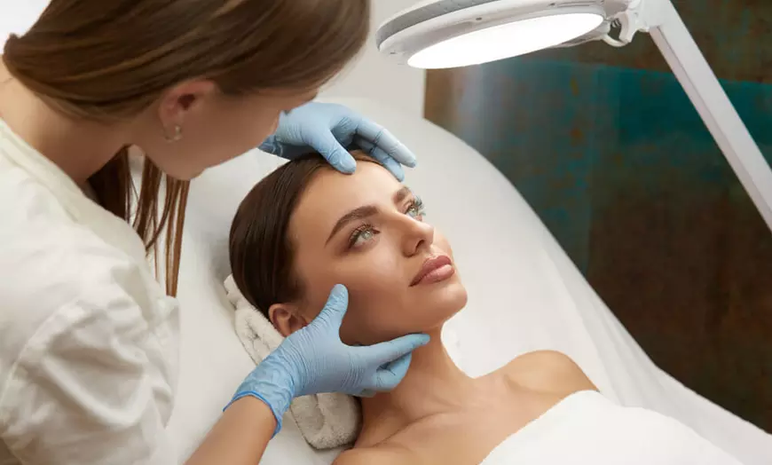 Image 1: Tratamiento facial con dermapen o mesoterapia para 1 persona