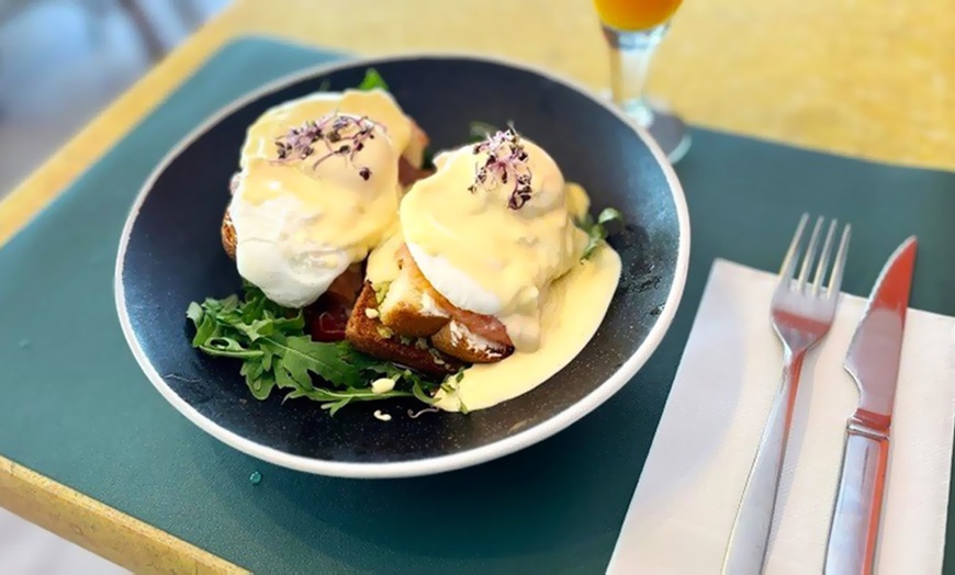 Image 2: Menú con gran variedad de platos y copa de vino para 2 o 4 personas
